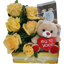 AK01-Ikebana com 6 rosas Amarelas+Urso Coração Amor 15cm+Chocolate 8un