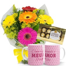 MB27-Mini Buquê com 6 Gerberas coloridas+Chocolate 8un+1Caneca Rosa "COMO E GRANDE MEU AMOR" 330ml