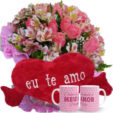 BPCN03-Buquê 12 Rosas cor Rosa e Astromélias Rosa(Crepon) +Coração Grande "Eu Te Amo" 64x32+1Caneca Rosa "Como é Grande o meu amor"