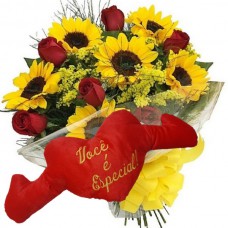 BP35-Buquê 8 Rosas Vermelhas e 8 Rosas Girassóis+Coração Você é Especial Tam:65x30cm