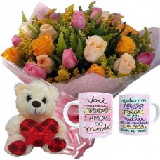 BPCN12-Buquê com 12 Rosas cor Rosa, Amarela e Rosa+Urso com Coração Amor 15cm+Caneca Mulher