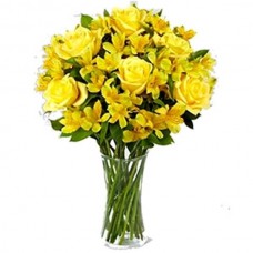 AV74-Arranjo no vaso P com 6 Rosas Amarelas e Astromélias Amarelas