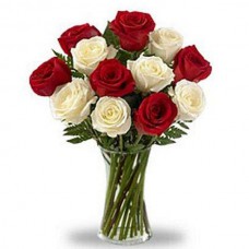 AV87-Arranjo no Vaso de P com 12 Rosas Vermelhas e Brancas