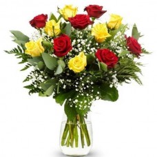 AV86-Arranjo no Vaso de P com 12 Rosas Amarelas e Vermelhas